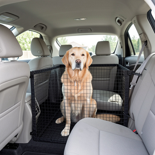 Filet pare-chien universel installé dans une voiture, avec un chien assis en sécurité dans la partie arrière.